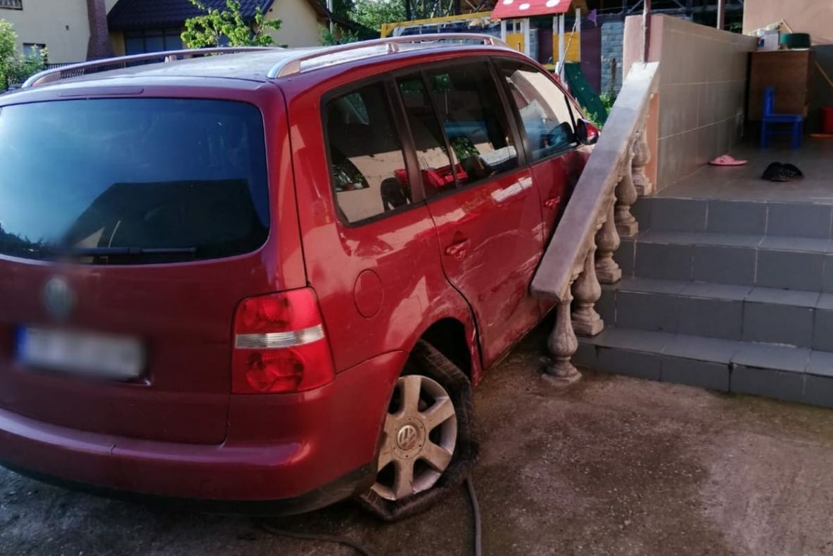 A făcut ravagii, la Runcu, iar apoi a fugit  de locul accidentului. A fost reținut de polițiști