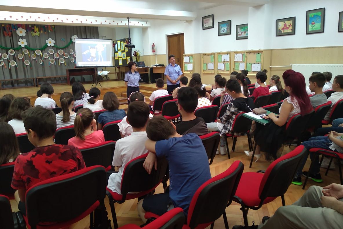 Foto-Video| Update: Un muncitor prins sub un mal de pământ, la Finta, a fost salvat de pompieri