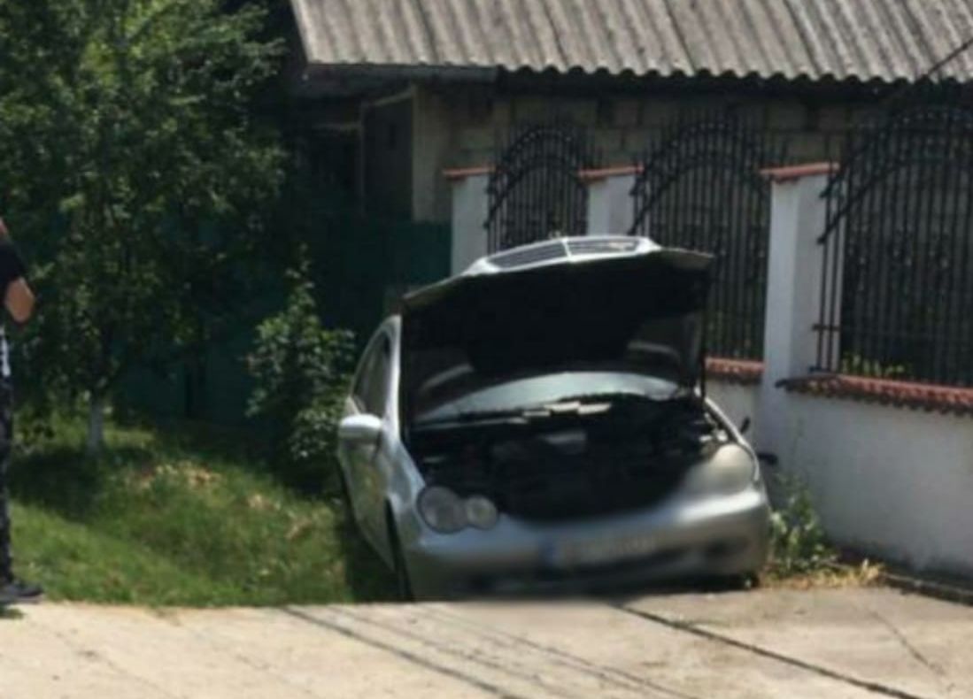 Coliziune auto la Teiș. Șoferul vinovat a fugit de la locul accidentului