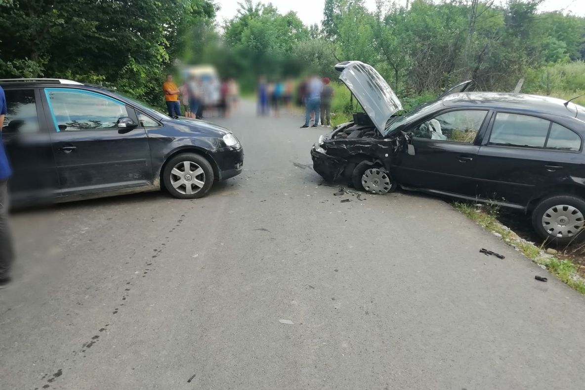 Coliziune auto pe DJ 702.Trei persoane au fost rănite