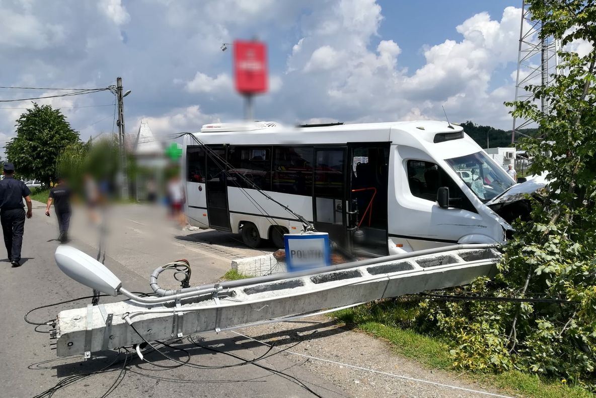 Update| Un microbuz a făcut ravagii pe șosea, după ce a derapat, la Voinești