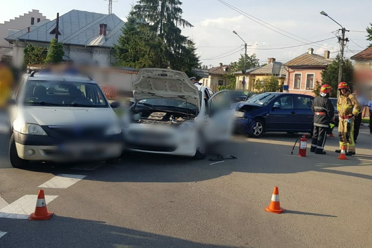 Accident spectaculos la Târgoviște. Trei mașini au fost implicate