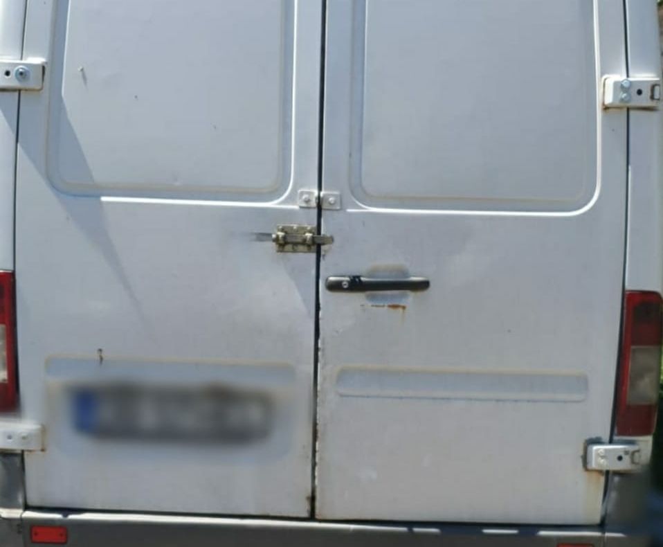 Minor de 5 ani rănit grav, de o dubă lăsată neasigurată