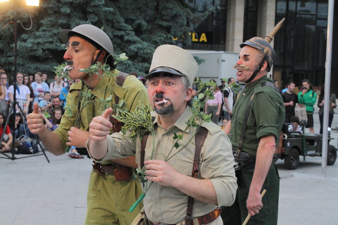 Jocuri de lumini și de mișcare, măști și costume tematice la Babel Fast 2019