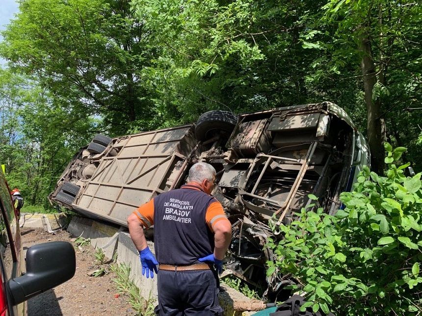 Accident autocar Râșnov. O femeie din autocarul cu 59 de pasageri, răsturnat, a ajuns la spital