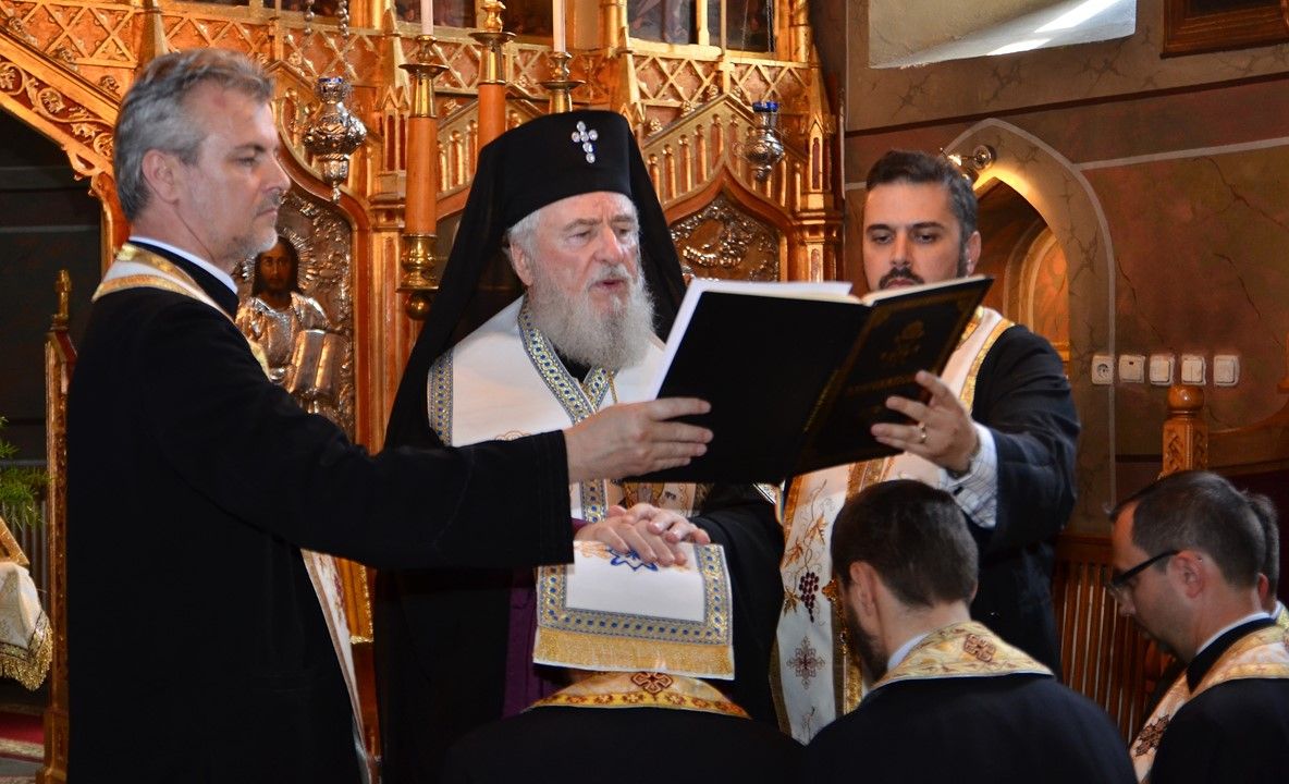 Patru tineri au fost hirotesiți la Catedrala Mitropolitană din Târgoviște