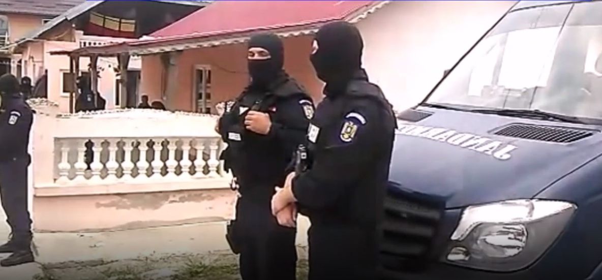Târgoviște. Arestări și confiscări de sume importante, în cadrul unei ample operațiuni de destructurare a unei rețele de traficanți de droguri