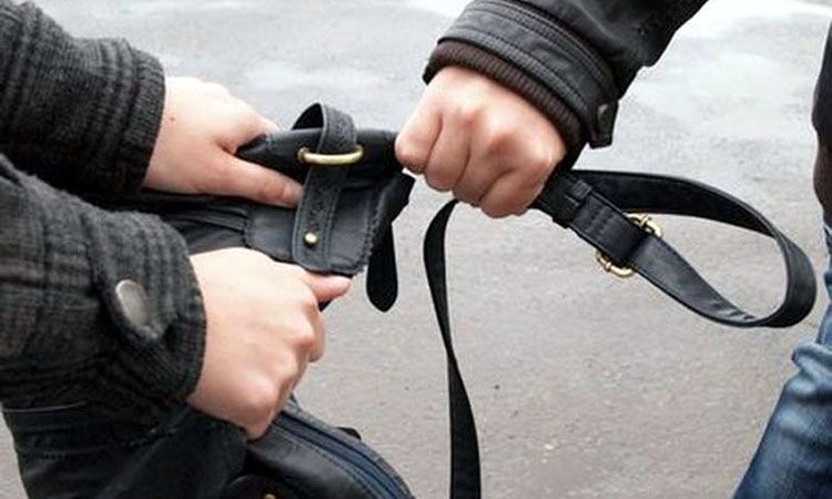 Individ periculos reținut de polițiști, după ce a tâlhărit mai multe persoane, la Târgoviște