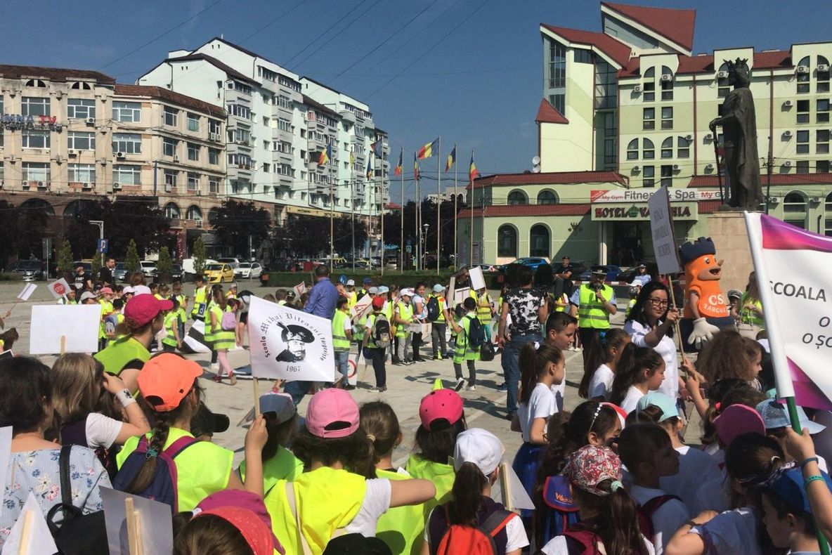 Video| "Marșul indicatoarelor rutiere" a animat centrul Târgoviștei