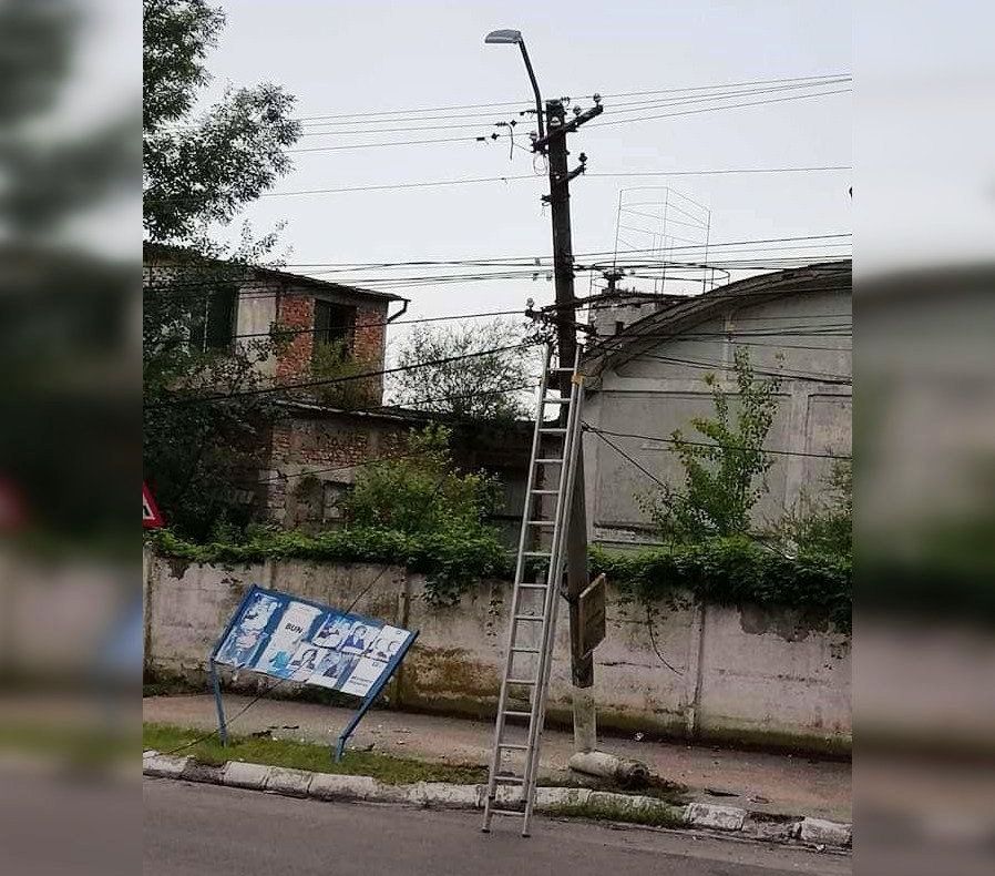 Pucioasa: Stâlp de curent avariat, sprijinit cu ajutorul unei scări