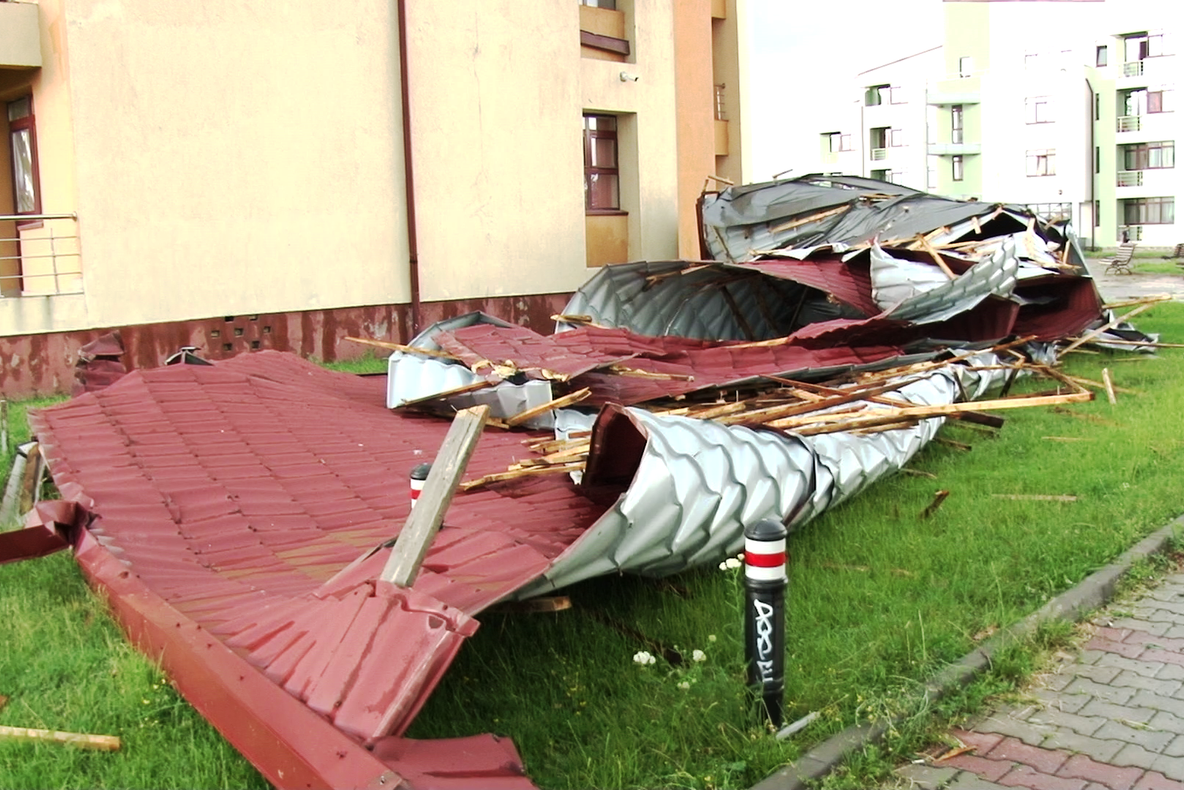 FOTO O vijelie puternică a smus acoperișul de pe un cămin din Campusul Universitar din Târgoviște