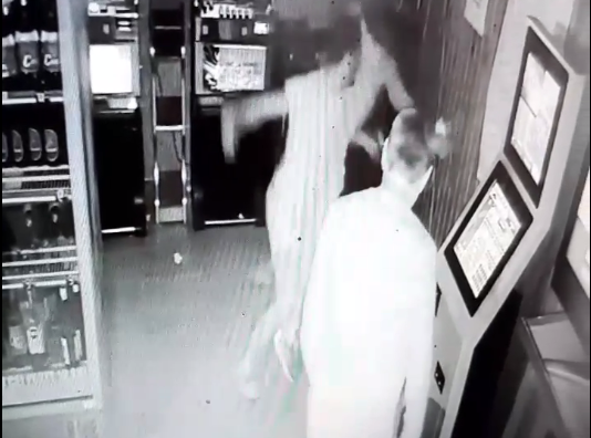 VIDEO Bătaie într-un bar din Dâmbovița. Un tânăr lovit din senin a fost băgat în spital