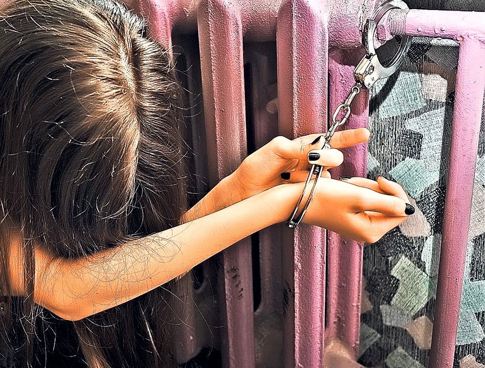 S-a îmbătat și a sunat la 112, spunând că verișoara sa este ținută în lanțuri de către sora mai mare