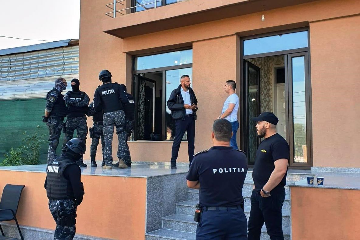 VIDEO Polițiștii din Găești au descins la domiciile a 5 craioveni, acuzați de furtul unor bijuterii din aur și mari sume de bani. Care este prejudiciul