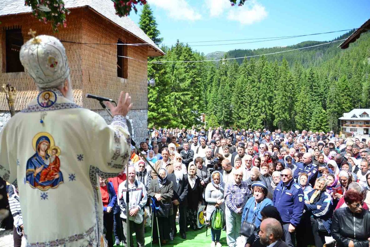 Hramul Mănăstirii Peștera. Peste 1.000 de credincioși au participat la slujbă