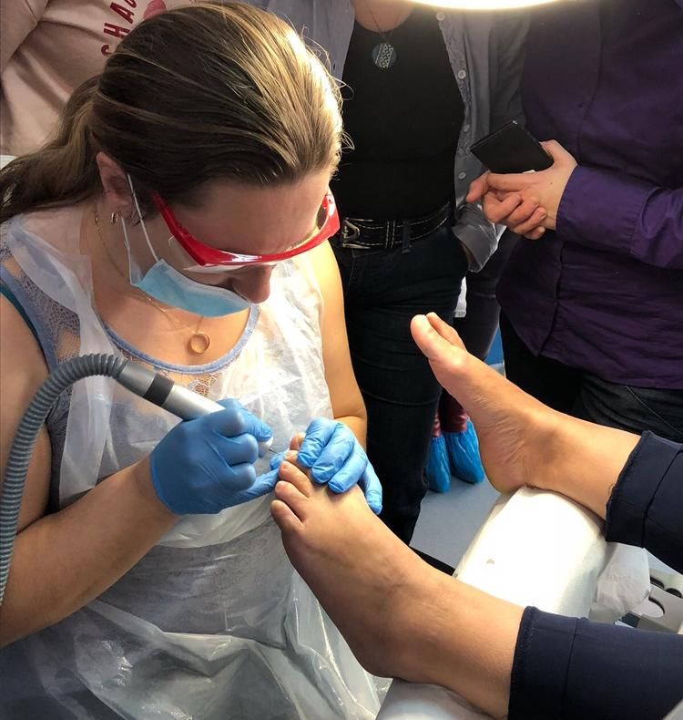 O găeșteancă a venit din Germania special pentru a trata, gratuit, picioarele bătrânilor de unghii crescute și bătături