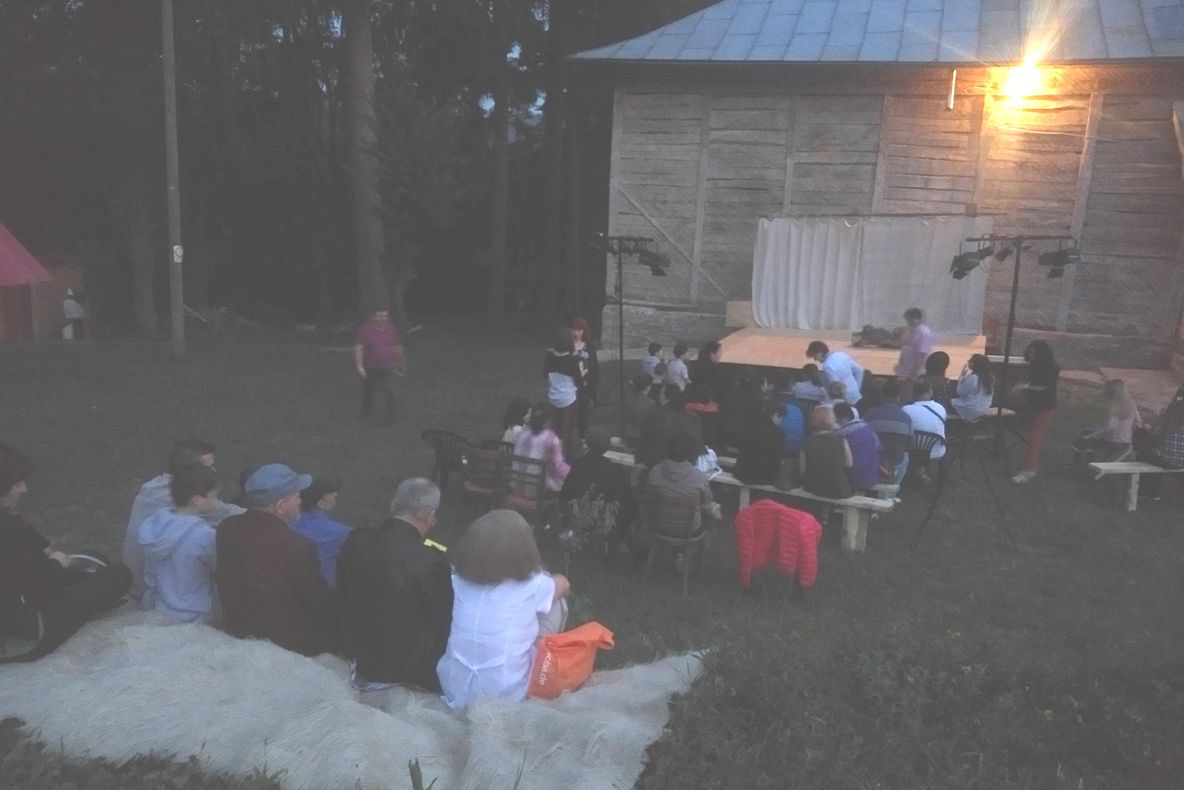 Cultură’n Șură a străbătut ulițele din Dâmbovița. Ce piese au urmărit țăranii