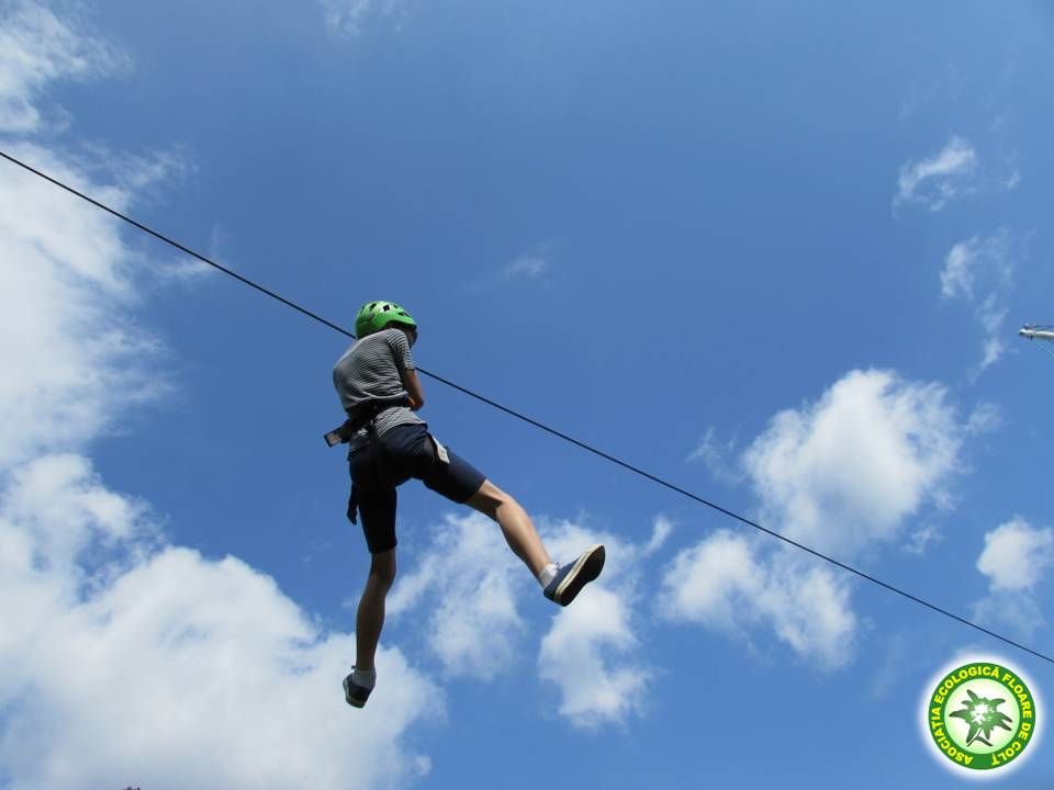 Cum rezolvă taberele organizate în vârf de munte problema telefoanelor şi a tabletelor utilizate non-stop de cei mici