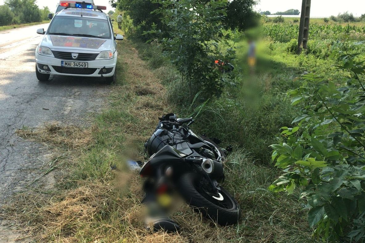 Tânăr de 24 de ani rănit grav, după ce a căzut cu motocicleta, pe DN 7