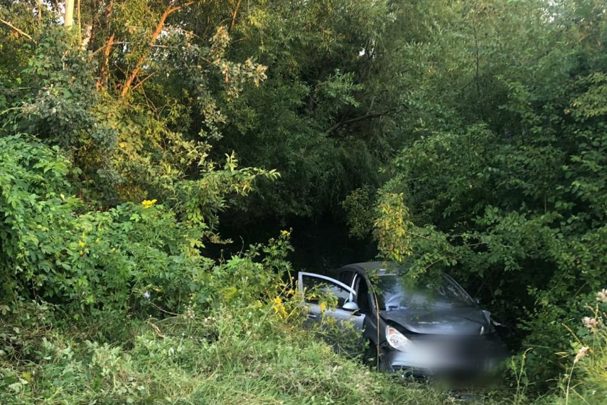 Persoană rănită grav, la Poroinica, după ce un autoturism a derapat în decor