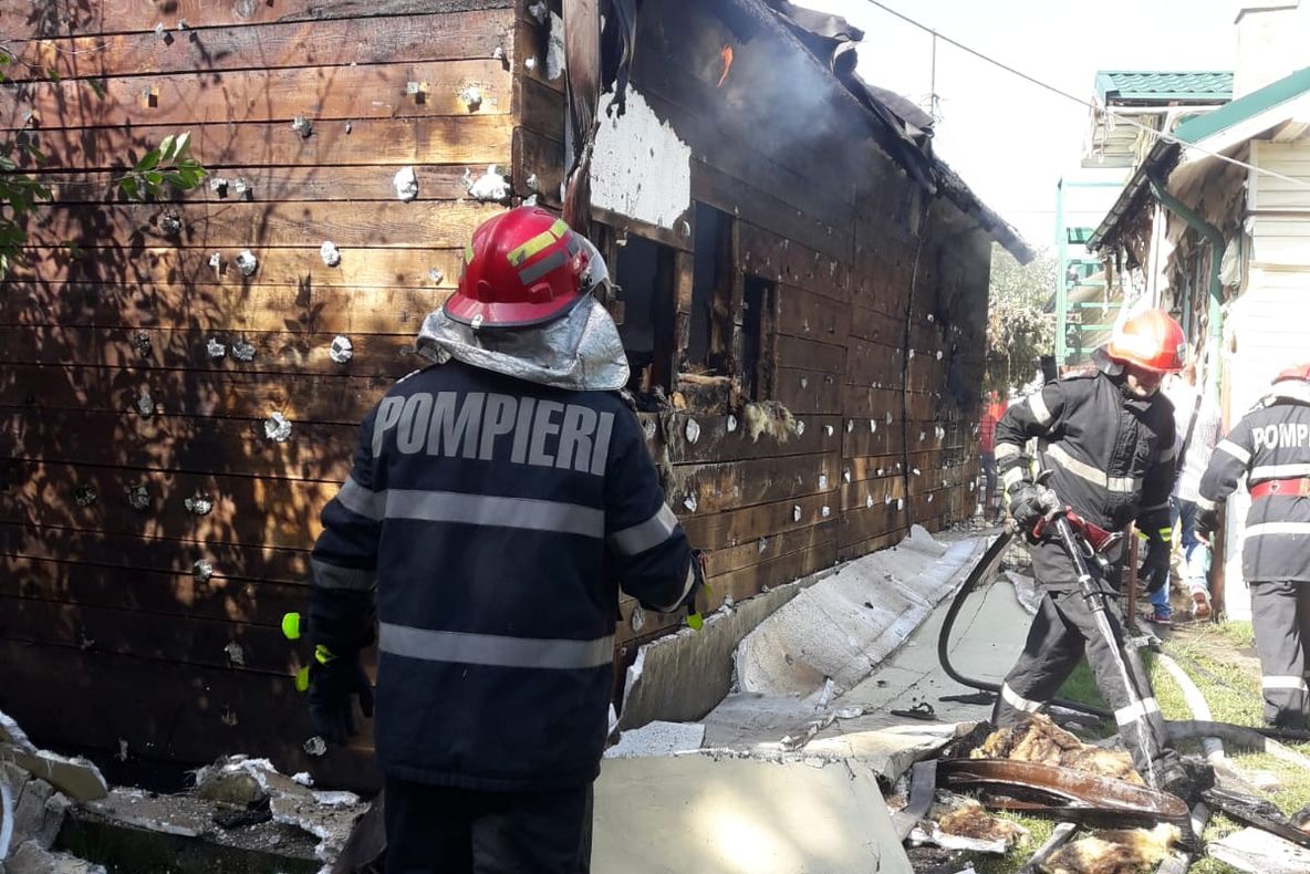 FOTO| Incendiu la un magazin din Tărtășești