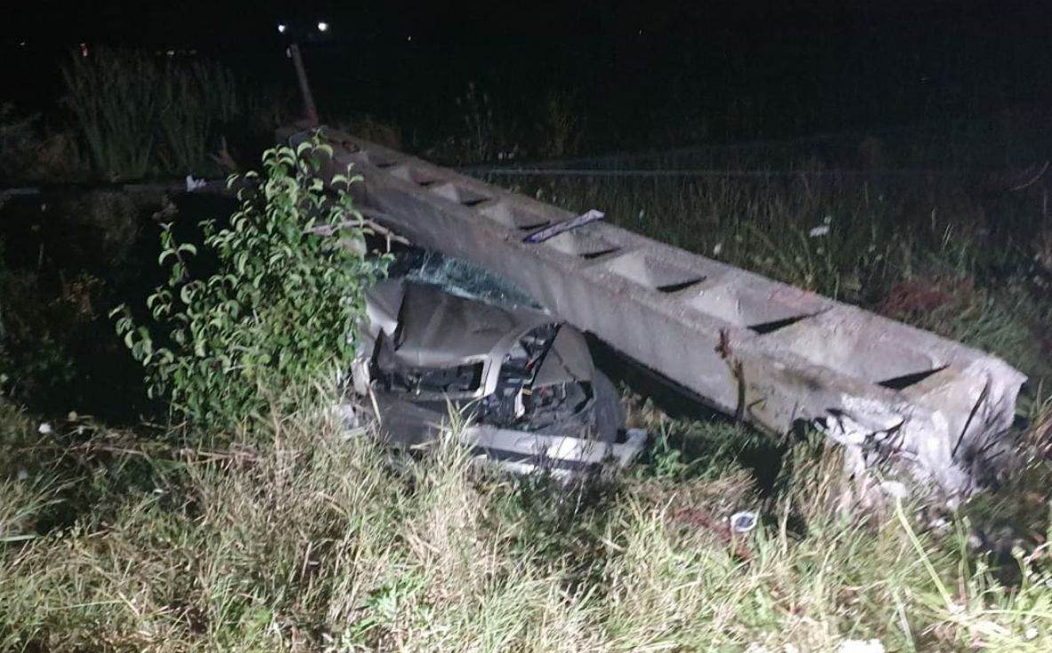 La un pas de (încă) o tragedie, în Dâmbovița. Mașină zdrobită de un stâlp