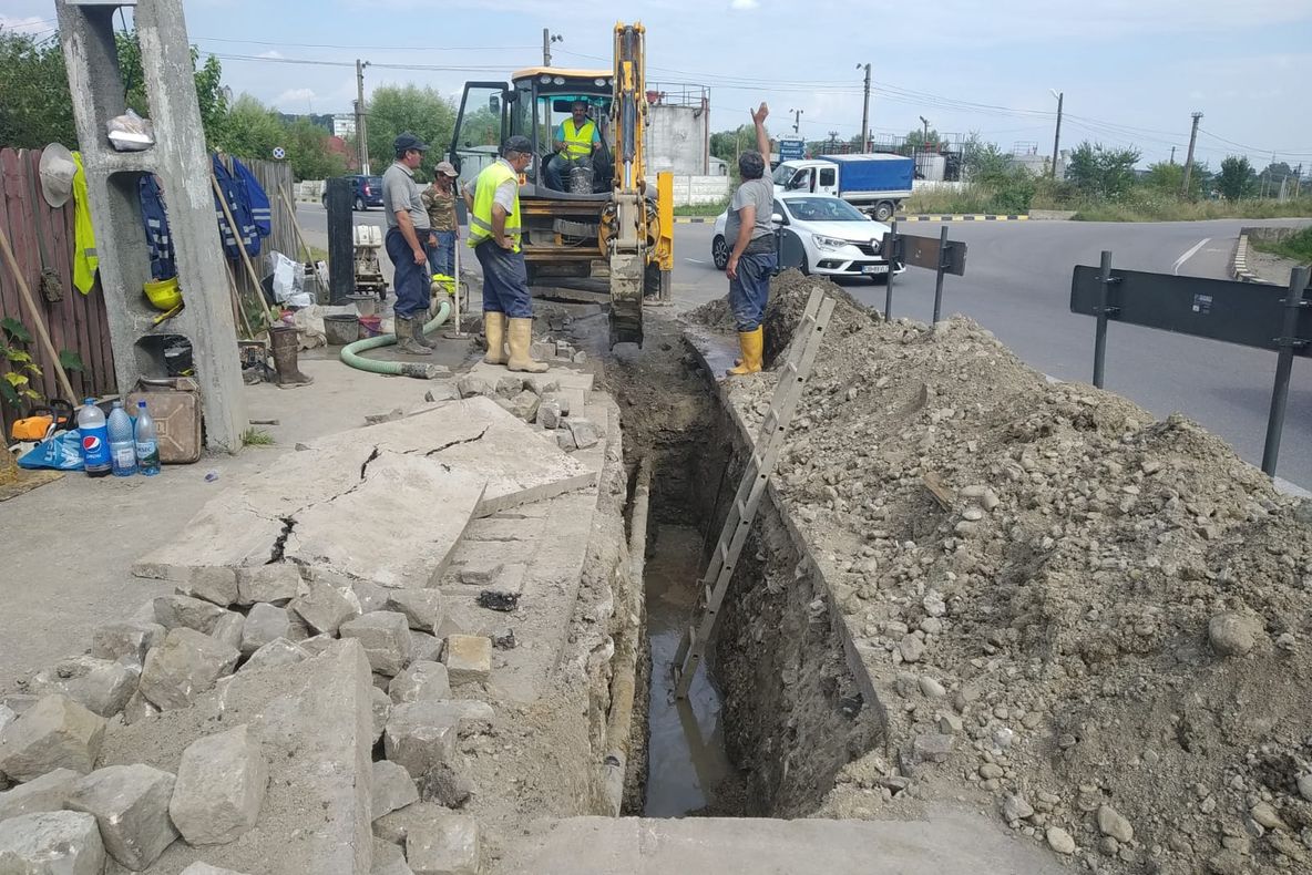 Moreni. 13 străzi afectate de o avarie majoră la o conductă de apă