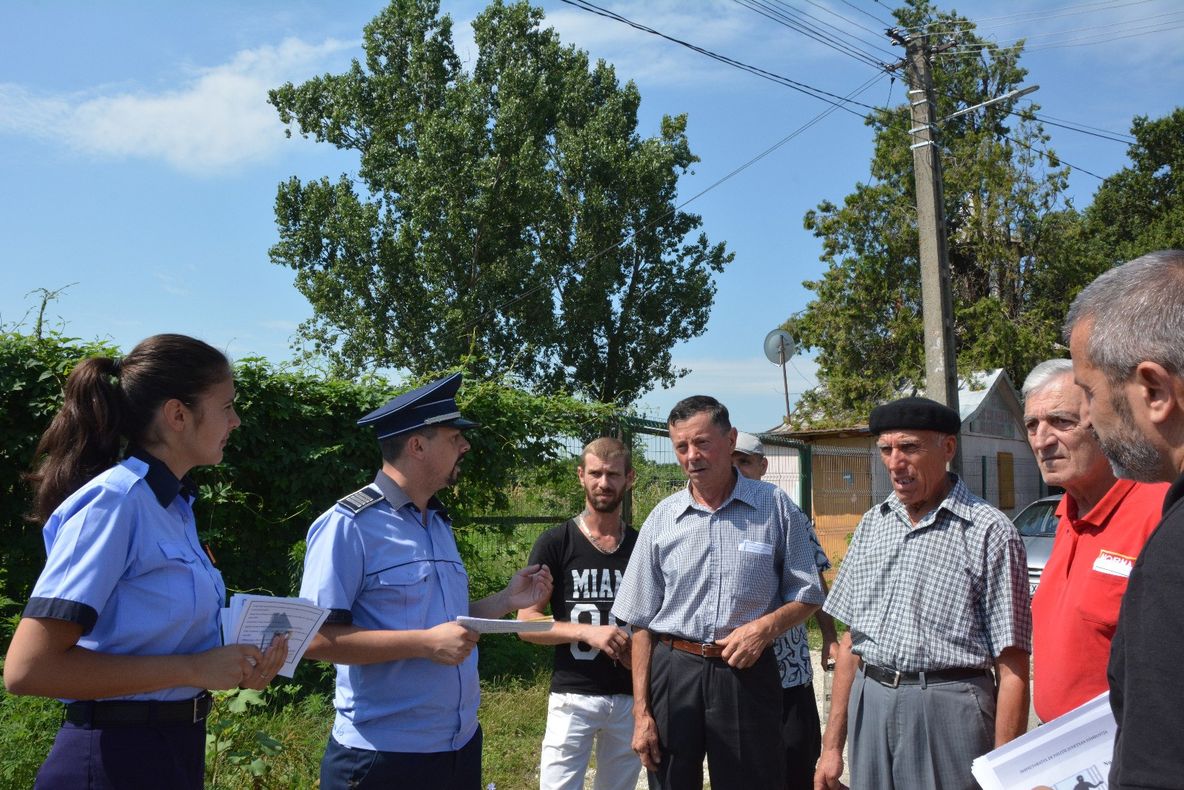 Acțiune de prevenire la Crângurile, în Dâmbovița. Ce le-au spus polițiștii sătenilor