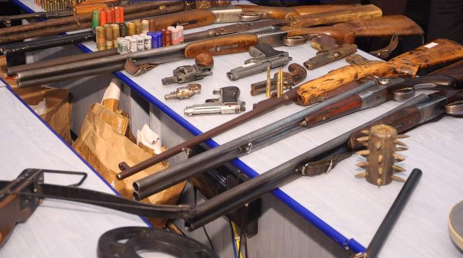 139 de arme confiscate, în doar șase luni, de polițiștii dâmbovițeni