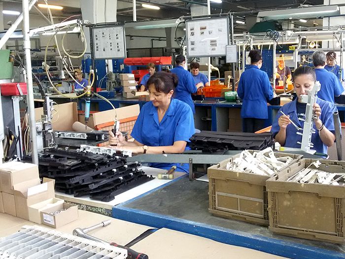 Patronatul anunță că salariații vor fi concediați iar societatea se dizolvă voluntar, la Electroaparataj Târgoviște