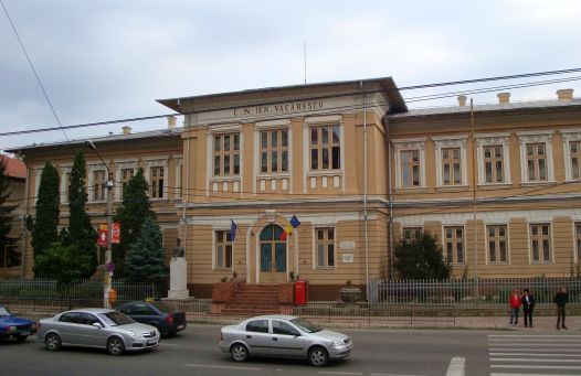 Două eleve de la Ienăchiță Văcărescu sunt implicate într-un proiect împotriva fake news-urilor