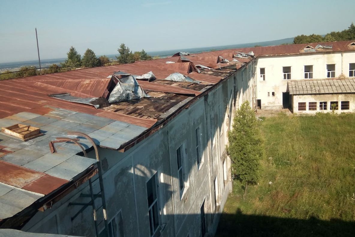 FOTO Viitorul centru al militarilor veterani de la Mănăstirea Dealu, afectat de o vijelie puternică