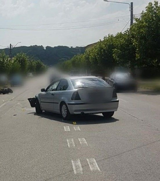 Coliziune între o mașină și o motocicletă, la Moreni. O persoană a ajuns la spital.