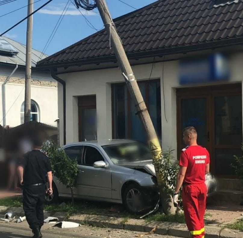Update|Stâlp de electricitate aproape doborât de o mașină, la Târgoviște.Șoferul consumase droguri
