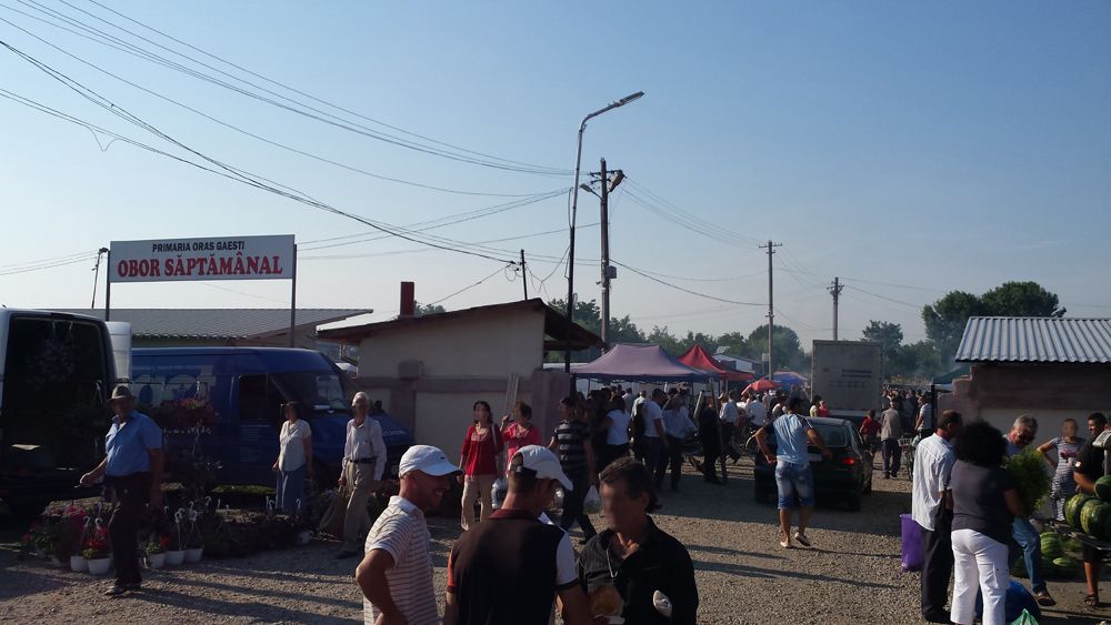 Îmbrăcăminte contrafăcută confiscată de polițiști, în târgul de la Găești