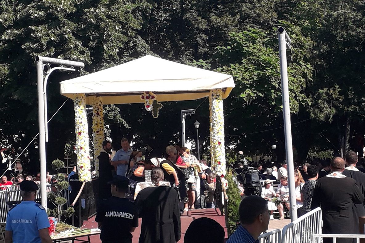 Video| Mii de credincioși stau la coadă, pentru a ajunge la racla cu moaștele Sfântului Nifon, la Târgoviște