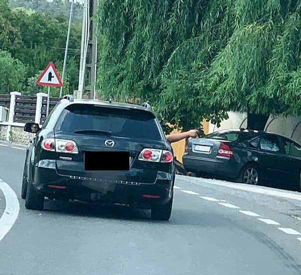 Bărbat care a scos un pistol pe geam, în trafic, sancționat de polițiști
