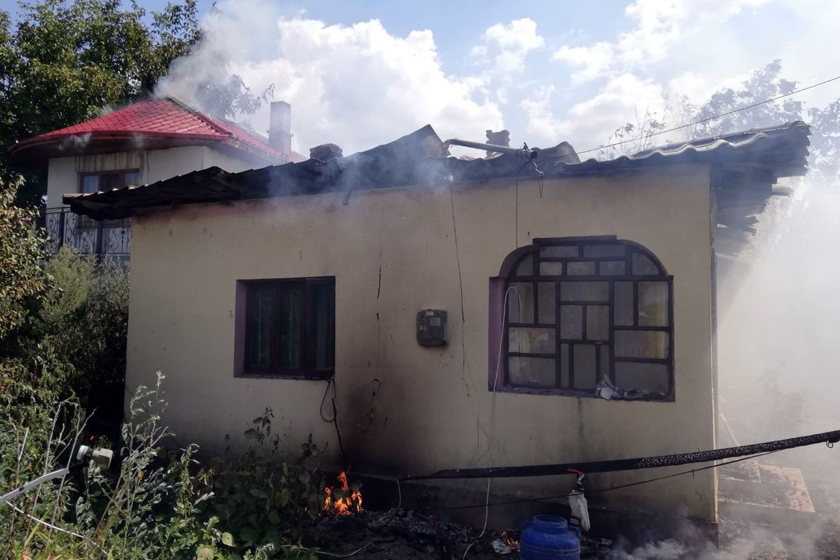 Incendiu izbucnit inițial la o casă, extins la alte două, în Corbii Mari