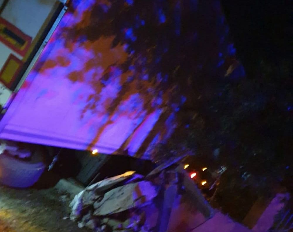 Șoc pentru o familie din Cornești. S-a trezit cu TIR-ul în casă