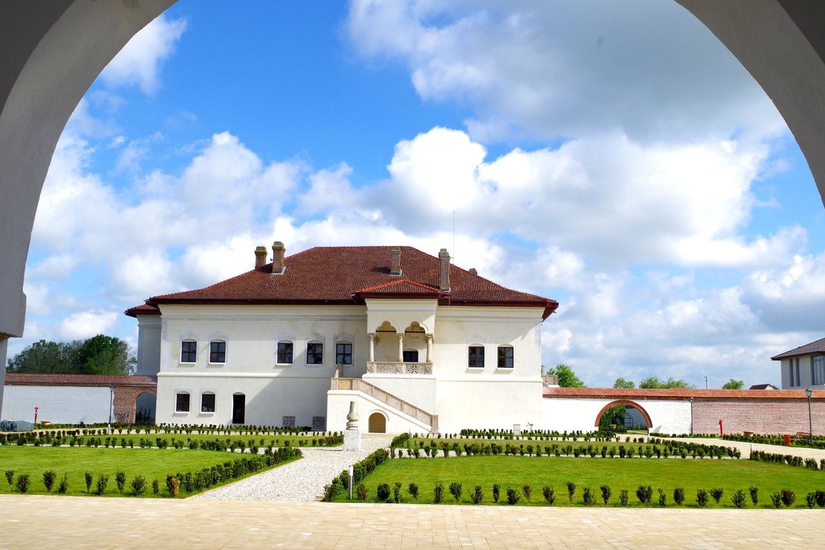 Ansamblul Brâncovenesc de la Potlogi este gazda taberei internaționale de pictură „Vasile Blendea”