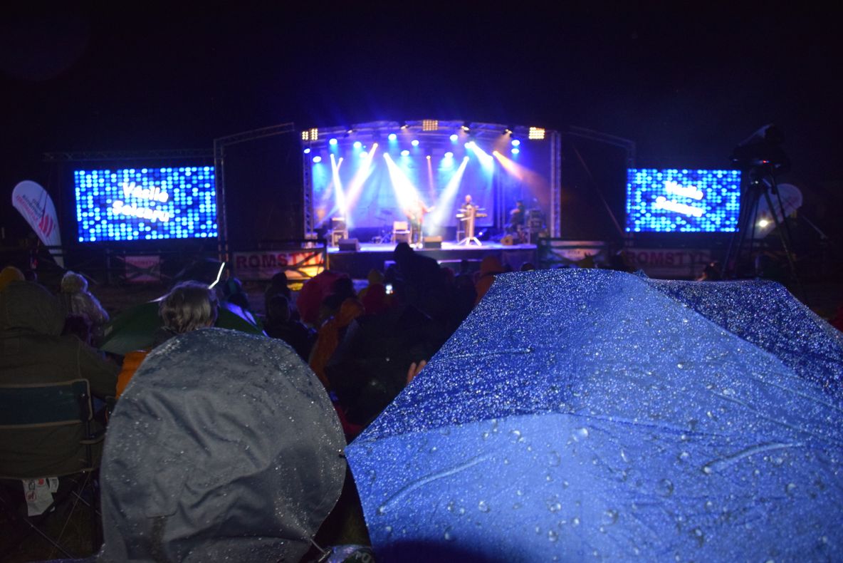 FOTO VIDEO Iubitori de muzică folk au răbdat ploaia, în prima seară de Padina Folk