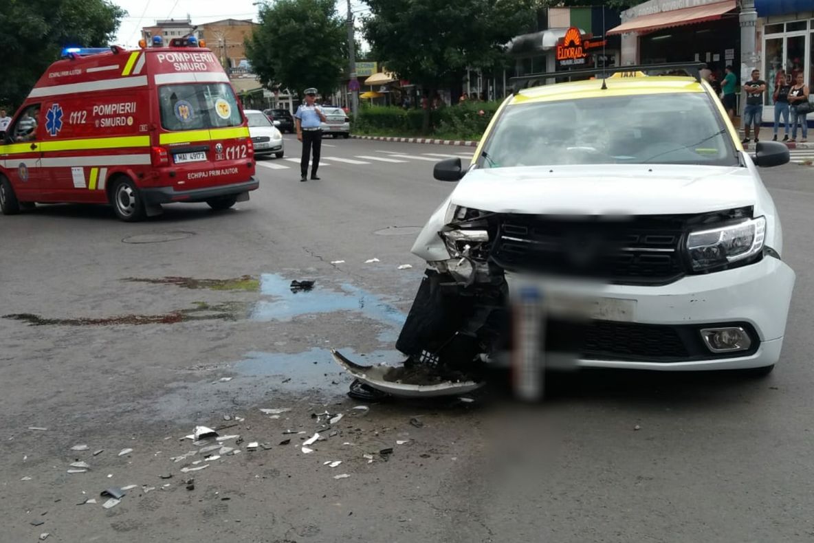 Coliziune între un taxi și o limuzină de lux, la Târgoviște