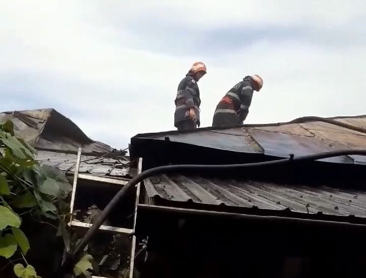 Update| Incendiu violent la Ciocănești. Au intervenit pompierii de la ISU Dâmbovița