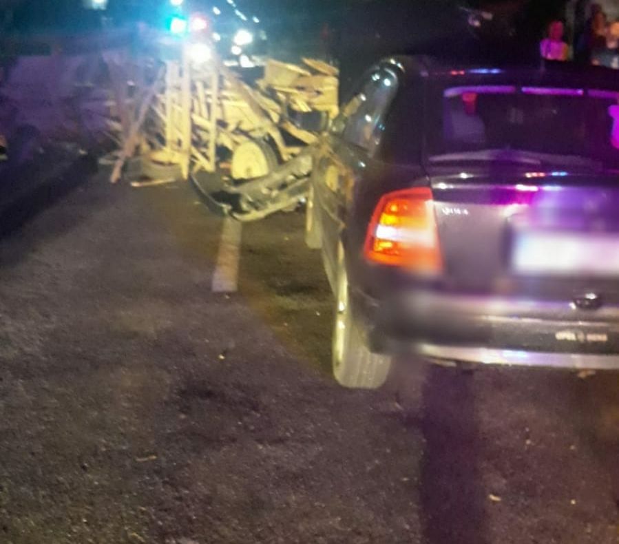 Accident grav la Văcărești. Două căruțe spulberate de pe șosea, de o mașină