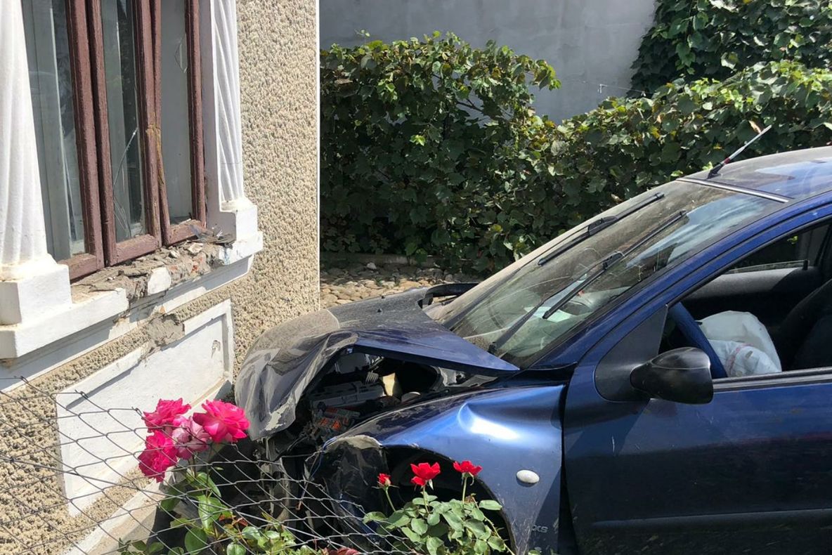 O persoană a fost rănită, la Șotânga, după ce o mașină a intrat în zidul unei case