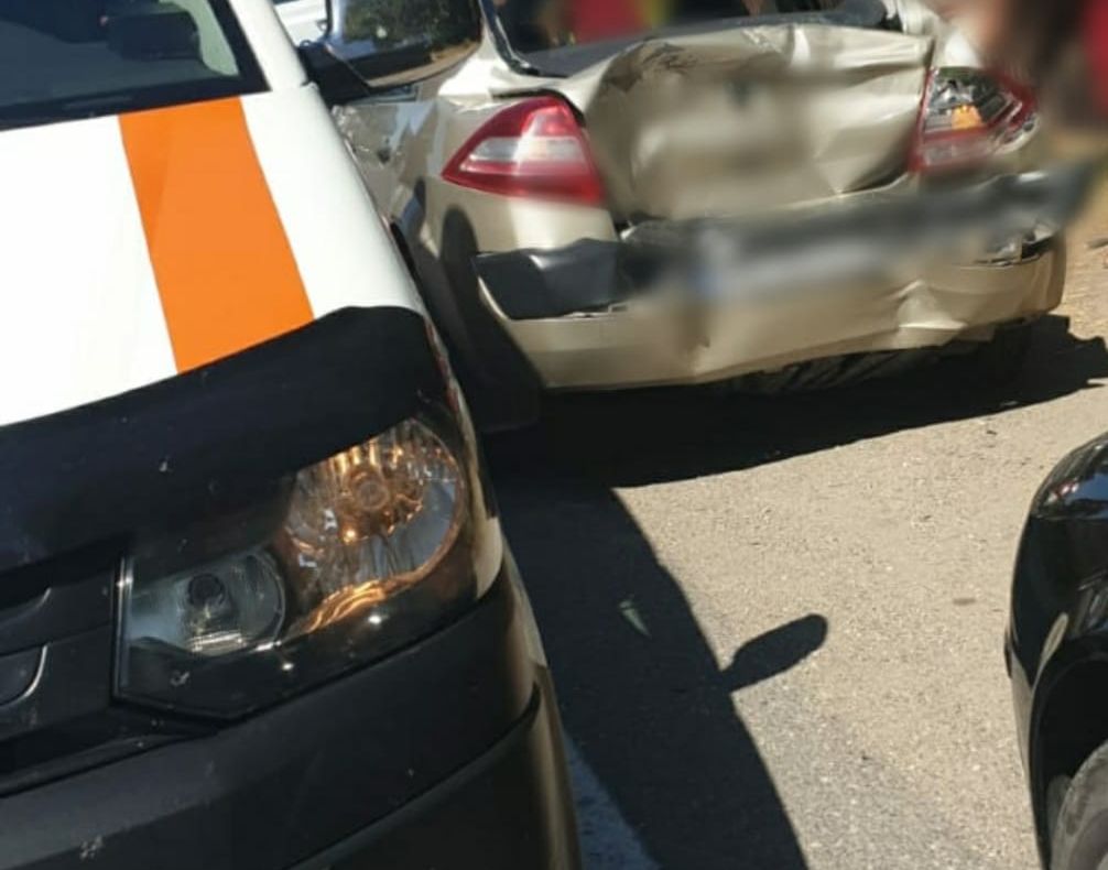 Coliziune între un tir și o mașină, la Răzvad. Două persoane sunt rănite