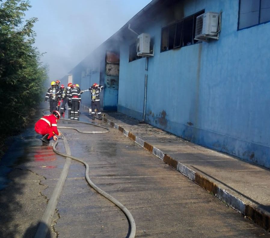 Video| Pompierii au lichidat incendiul de la Butimanu. Au ars substanțe periculoase