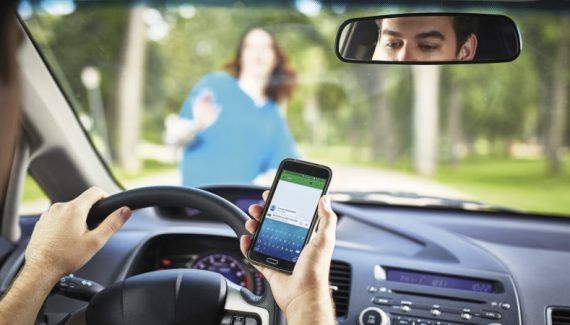 Noi reguli de circulaţie. Telefonul ținut în mână, la volan, chiar dacă nu vorbești, îți aduce amendă