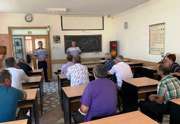 Șoferii care au pe mână microbuzele școlare, luați la bani mărunți de polițiști