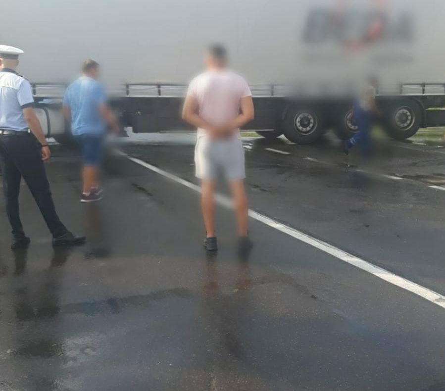 DN 71 a fost blocat de un TIR care a ieșit în decor